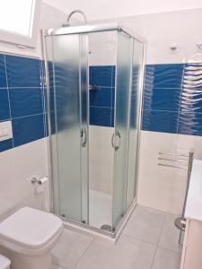 een badkamer met douche en toilet bij VILLA BIANCA Porto Cesareo in Porto Cesareo +52 foto's