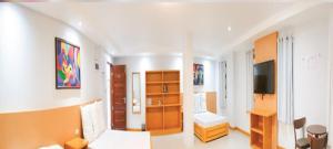 Pokój z sypialnią z łóżkiem i telewizorem w obiekcie Orient De Galera Beach Resort w mieście Balatero