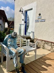 Eine Statue eines Mannes, der auf einer Bank sitzt. in der Unterkunft Casa Pippi Lotta in Gießen