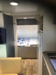 a small kitchen with a bed in a small room at שאשא קראון in Eilat