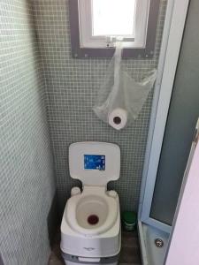 Baño pequeño con aseo en una cabina en שאשא קראון en Eilat