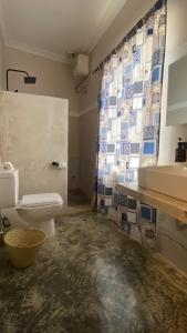 ein Bad mit einem WC und einem Waschbecken in der Unterkunft Hanaia House in Stone Town