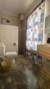 une salle de bains avec toilettes et lavabo dans l'établissement Hanaia House, à Stone Town 34 autres photos