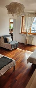 1 dormitorio con 2 camas y suelo de madera en Nature en Cracovia