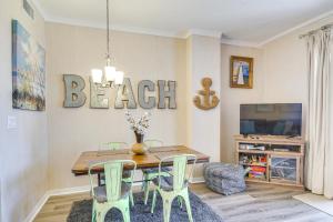 Un comedor con mesa y sillas en Gulf Shores Condo with Balcony 2 Mi to Fort Morgan!, en Gulf Shores