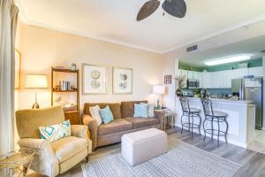 uma sala de estar com um sofá e uma cozinha em Gulf Shores Condo with Balcony 2 Mi to Fort Morgan! em Gulf Shores