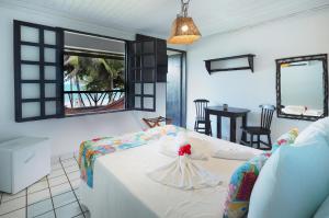 sala de estar con sofá y mesa en Pousada dos Coqueiros en Porto De Galinhas