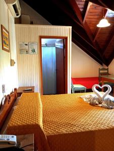 Un dormitorio con una cama con dos corazones. en Apart Hotel Géminis, en Termas del Daymán