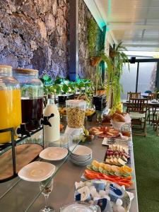 un buffet con comida y bebida en una mesa en Caloura Water Accommodation, en Lagoa