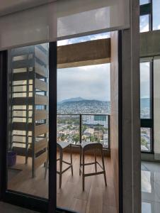 Habitación con balcón con mesa y silla. en Luxury Loft Monterrey City Living at Landmark High Rise, en Monterrey