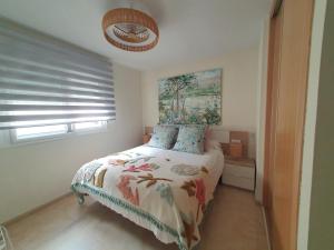 1 dormitorio con cama y ventana en Apartamento La Coveta de Guadalest, en Guadalest