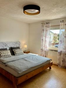 1 dormitorio con cama y ventana en Casa Pippi Lotta, en Giessen