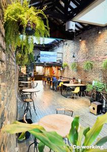 um restaurante com mesas e cadeiras e uma parede de tijolos em Por el Mundo Hostel no Rio de Janeiro