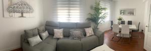 uma sala de estar com um sofá e uma mesa em Apartamento Ferrer Gutierrez II em Barbastro