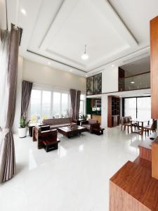 - un grand salon avec un canapé et une table dans l'établissement Homestay Hạ Long VIP, à Hạ Long