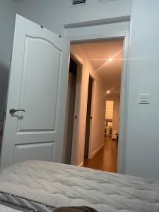 um quarto com uma porta que leva a um corredor em Apartamento Ferrer Gutierrez II em Barbastro