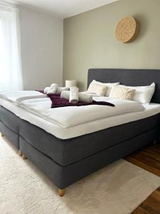 Ένα ή περισσότερα κρεβάτια σε δωμάτιο στο Spa Apartment am Bauhausmuseum