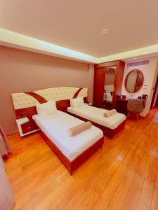 Granada Hotel客房内的一张或多张床位