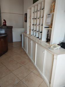 a room with a counter and a shelf with books at Hotel Canarias Paso Canoas in Canoas