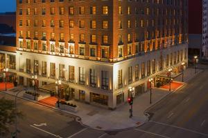 einen Blick über ein großes Gebäude mit einer Straße in der Unterkunft Peoria Marriott Pere Marquette in Peoria