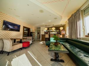 TV a/nebo společenská místnost v ubytování Hotel Maj Inn