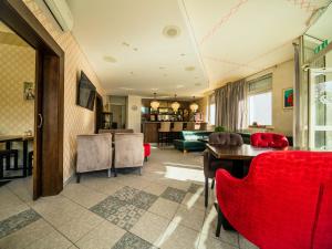 TV a/nebo společenská místnost v ubytování Hotel Maj Inn