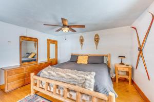een slaapkamer met een bed en een plafondventilator bij Family-Friendly Lake Waubesa Home Boat and Swim! in McFarland