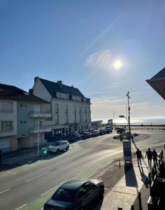 une rue avec des voitures garées sur le bord de la route dans l'établissement Studio Ti’Sable 50m de la plage, à Fort-Mahon-Plage 4 autres photos