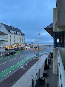- une vue sur une rue avec un bâtiment et une rue avec des voitures dans l'établissement Studio Ti’Sable 50m de la plage, à Fort-Mahon-Plage