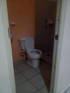 a bathroom with a toilet in a room at Hermosa Casa Vacacional MARINA in Playa del Carmen