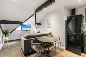 TV a/nebo společenská místnost v ubytování 3A The Courtyard - Apartment for Business, Leisure or Relocation