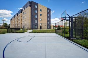 un campo da basket vuoto di fronte a un edificio di Residence Inn by Marriott Cincinnati Northeast/Mason a Mason