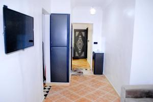 einen Flur mit einem blauen Kühlschrank in einem Zimmer in der Unterkunft Airport apartment 1 