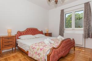 Säng eller sängar i ett rum på Villa Mariah with pool near National park Krka