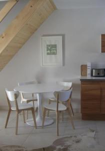 una mesa blanca y sillas en una cocina en Villa Dorota en Zakopane