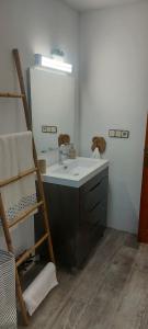 een badkamer met een wastafel en een spiegel bij Acogedor apartamento con vistas 80 m2 in Alcossebre