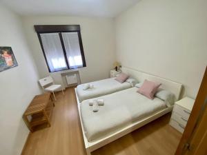 a living room with a couch and a window at Apartamento Mar Bella in Lastres