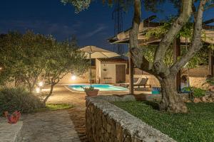 uma casa com piscina à noite em Villa Mariah with pool near National park Krka em Bilice