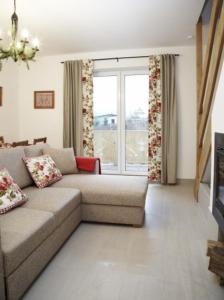 sala de estar con sofá y ventana en Villa Dorota, en Zakopane