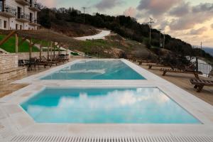 ein großer blauer Pool auf einem Gebäude in der Unterkunft The View Hotel in Ioannina