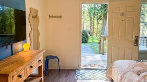 um quarto com uma cama e uma porta para um quintal em The Stonewater em Madeira Park
