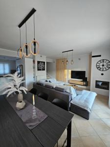 uma sala de estar com uma mesa e um sofá em Villa Theo Corfu em Ágios Ioánnis