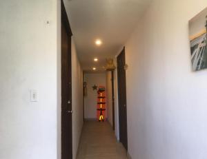 un pasillo que conduce a una habitación con un extintor de incendios en Casona La Carolina, en San Andrés