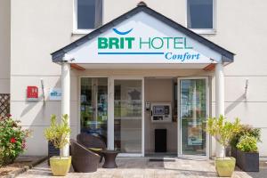 uma placa de hotel Britt na frente de um edifício em Brit Hotel Saumur em Distré