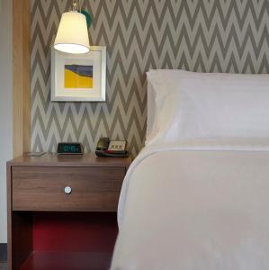 En eller flere senger på et rom på Holiday Inn Corpus Christi Arpt & Conf Ctr, an IHG Hotel