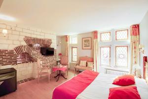 - une chambre avec un lit et un mur en briques dans l'établissement Brit Hotel Comtes De Champagne - Troyes Centre Historique, à Troyes