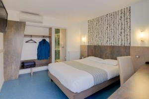 Ένα ή περισσότερα κρεβάτια σε δωμάτιο στο Brit Hotel Dijon Hermes