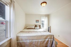 En eller flere senger på et rom på Cozy East Helena House with Deck and Private Yard!