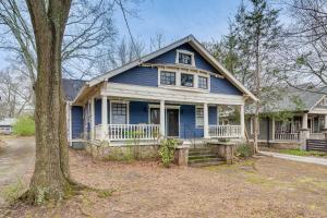 una casa azul con un árbol delante en Charming Decatur Oakhurst Bungalow with Patio!, en Decatur