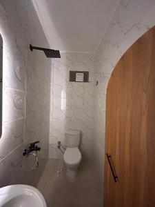 ein Bad mit einem WC und einem Waschbecken in der Unterkunft Tokyo house in Dahab